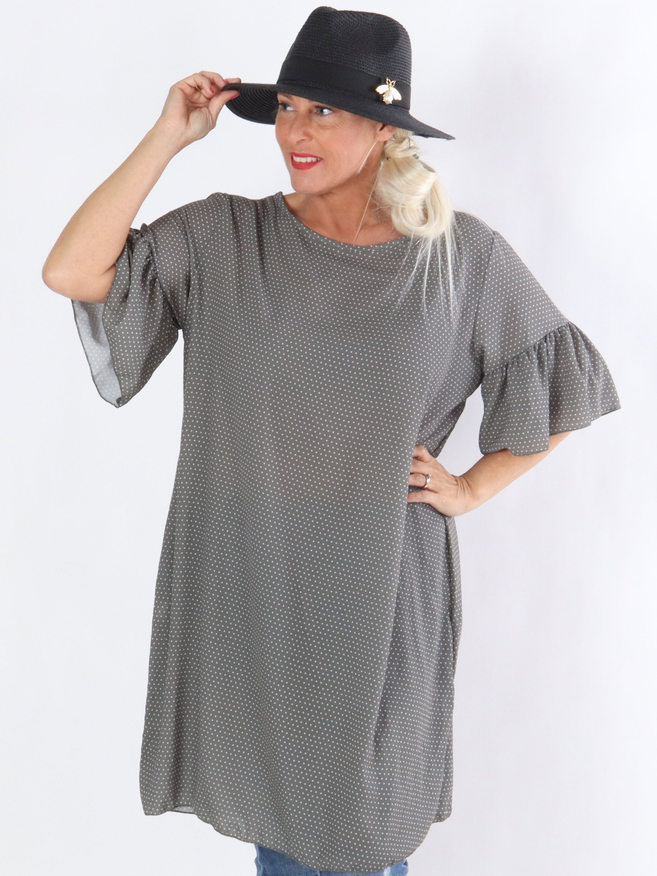 Carna - Klänning med prickar och volangärmar